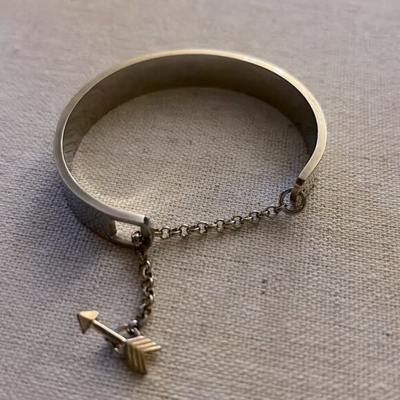 Silver cuff bracelet with chain and arrow hook closure with inscription. - Picture 5 of 6